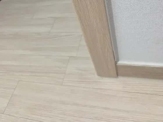 문틀과 벽이 만나는 마감