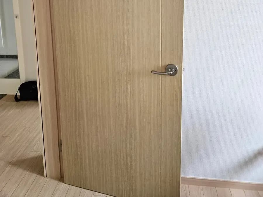 나뭇결 필름으로 마감한 방문