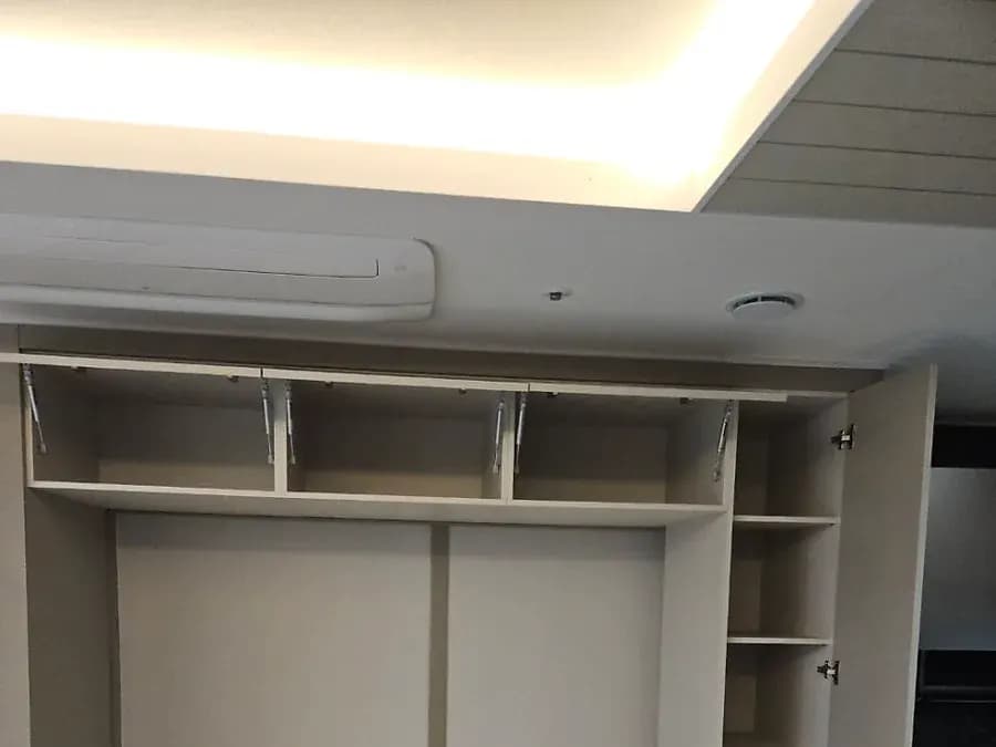 칸막이를 걷어 낸 냉장고장 안쪽