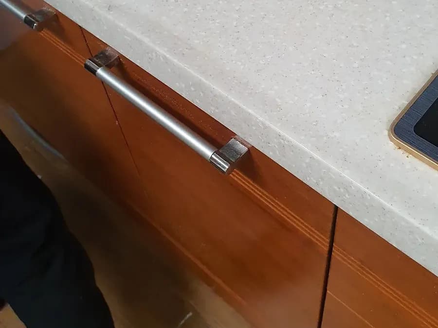 흰색 상판과 나무색 하부장
